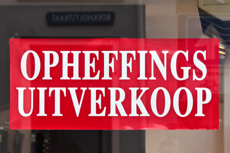 Sign with the Dutch text "clearance sale"